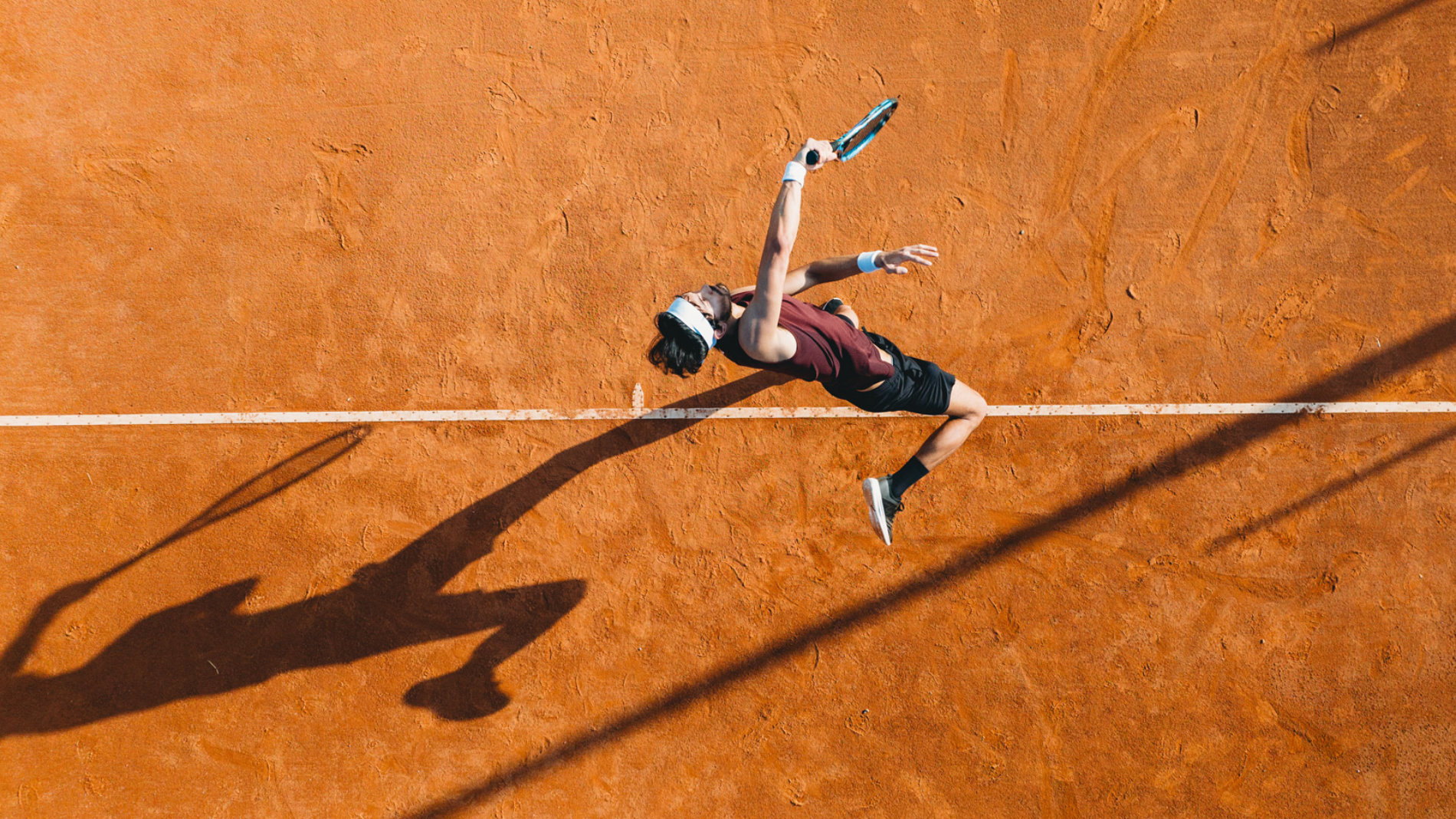Ein Mann spielt Tennis auf einem Tennisplatz
