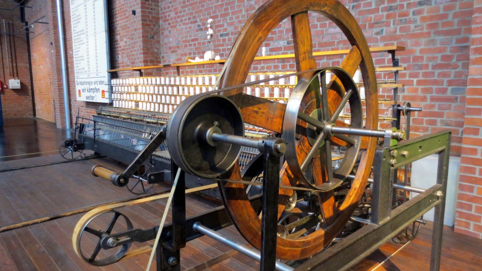 Historische Spinnmaschine aus Holz und Metall im Industriemuseum Chemnitz