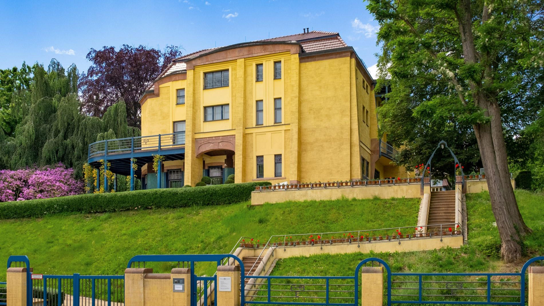 Gelbe Fabrikantenvilla mit Gartenanlage in Chemnitz