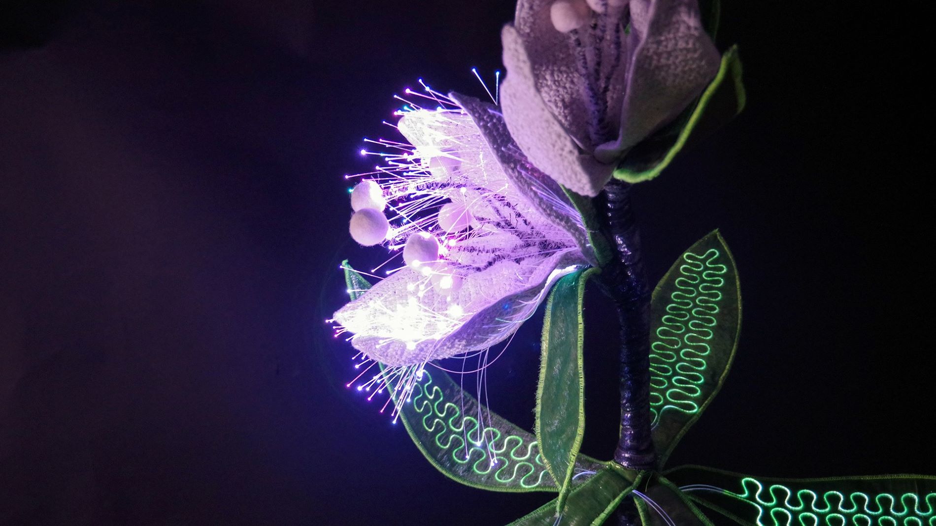 Leuchtende Textilblume mit integrierten Lichtfasern und leitfähigen Stoffen