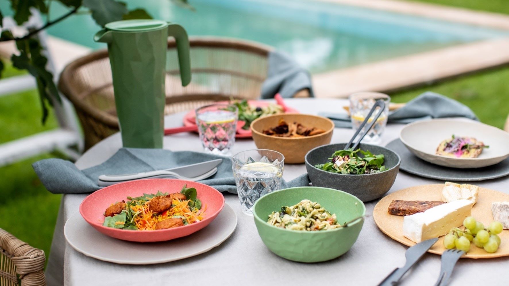 Reusable crockery on a table