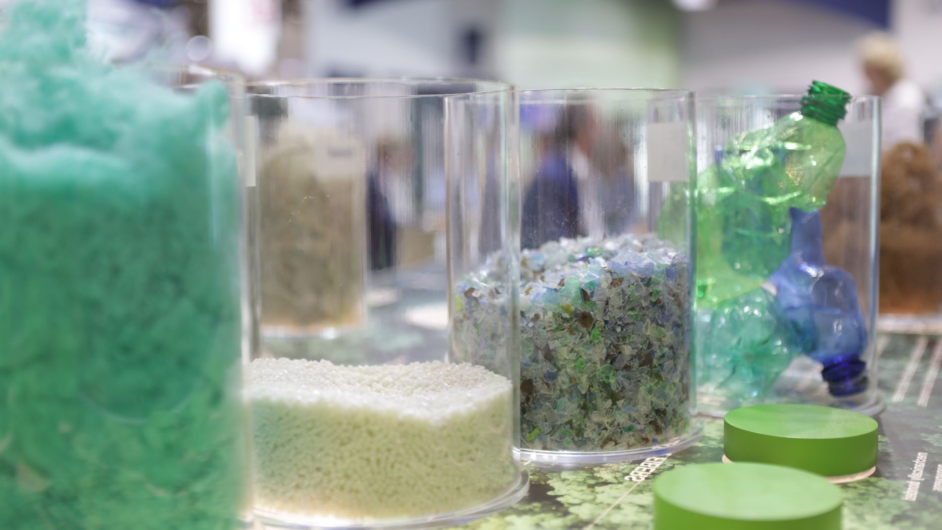 Gläser mit Recyclingprodukten