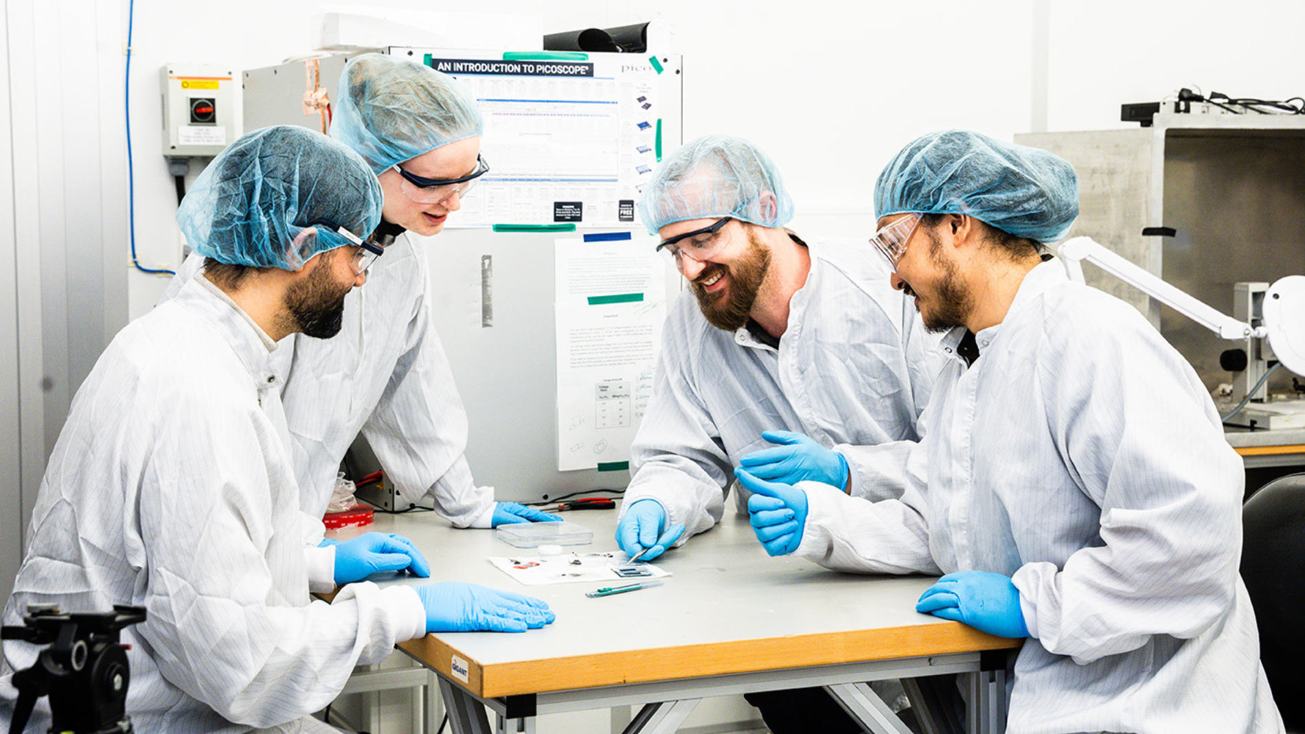 Forschende im Reinraumlabor entwickeln flexible Batterien für Textilien