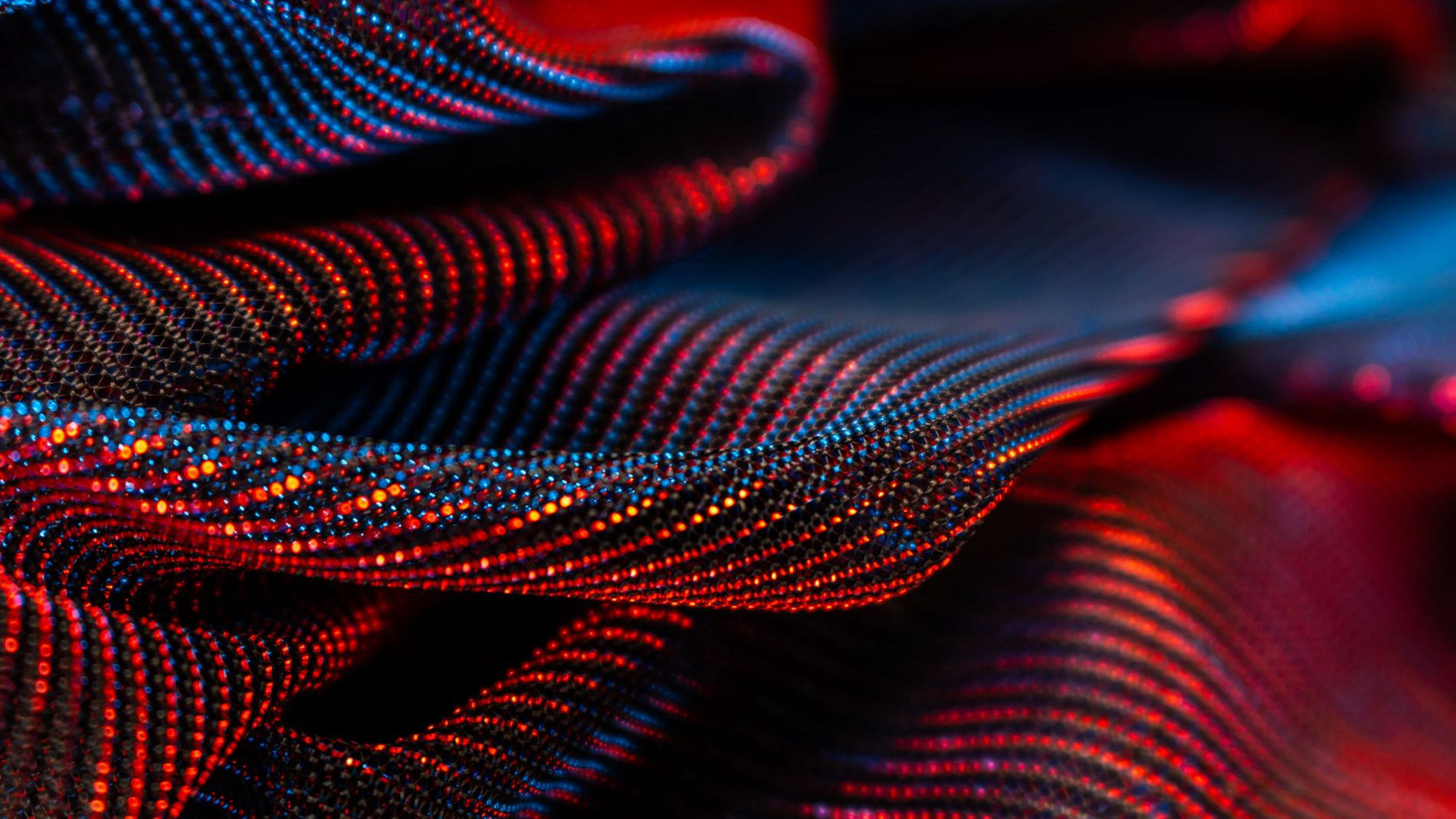 Nahaufnahme von Hightech-Textil mit roten und blauen LED-Lichtern – innovative smarte Materialien