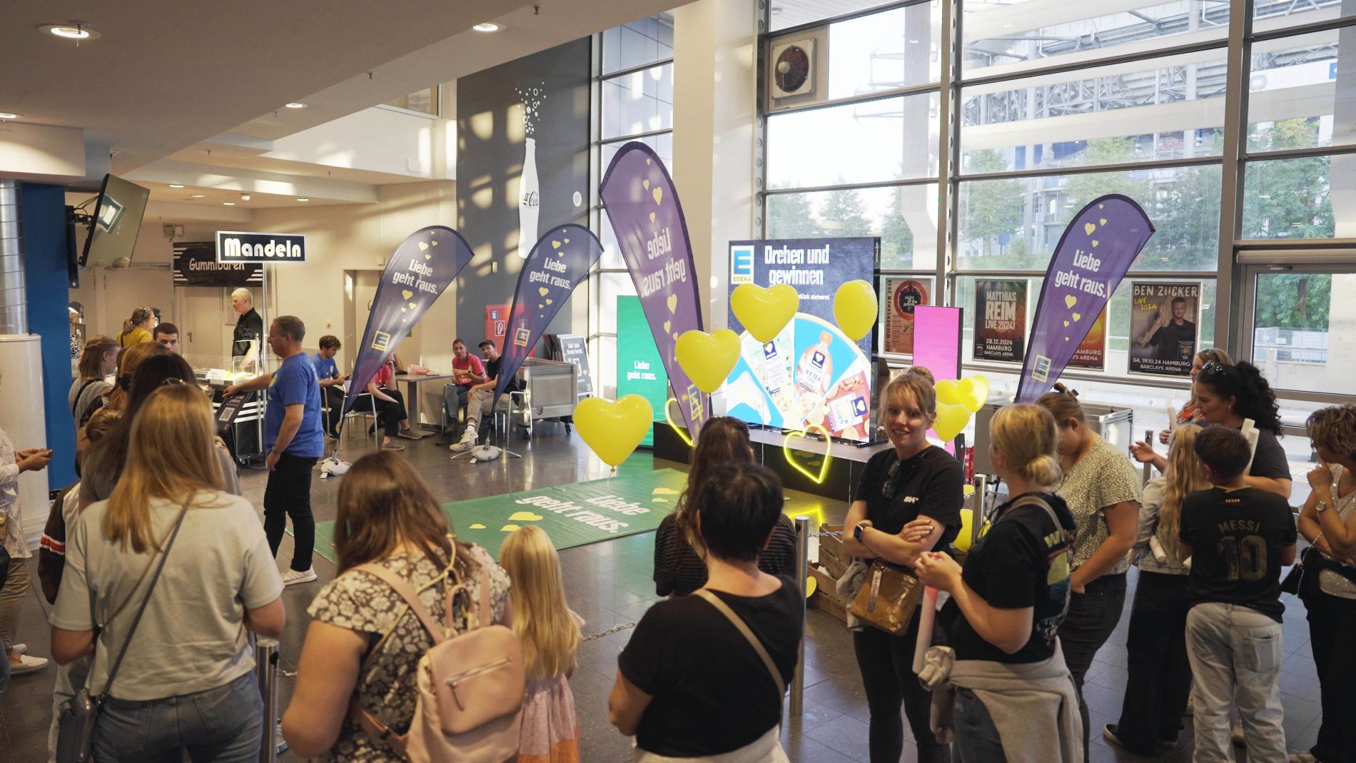 Participants in the Edeka wheel of fortune