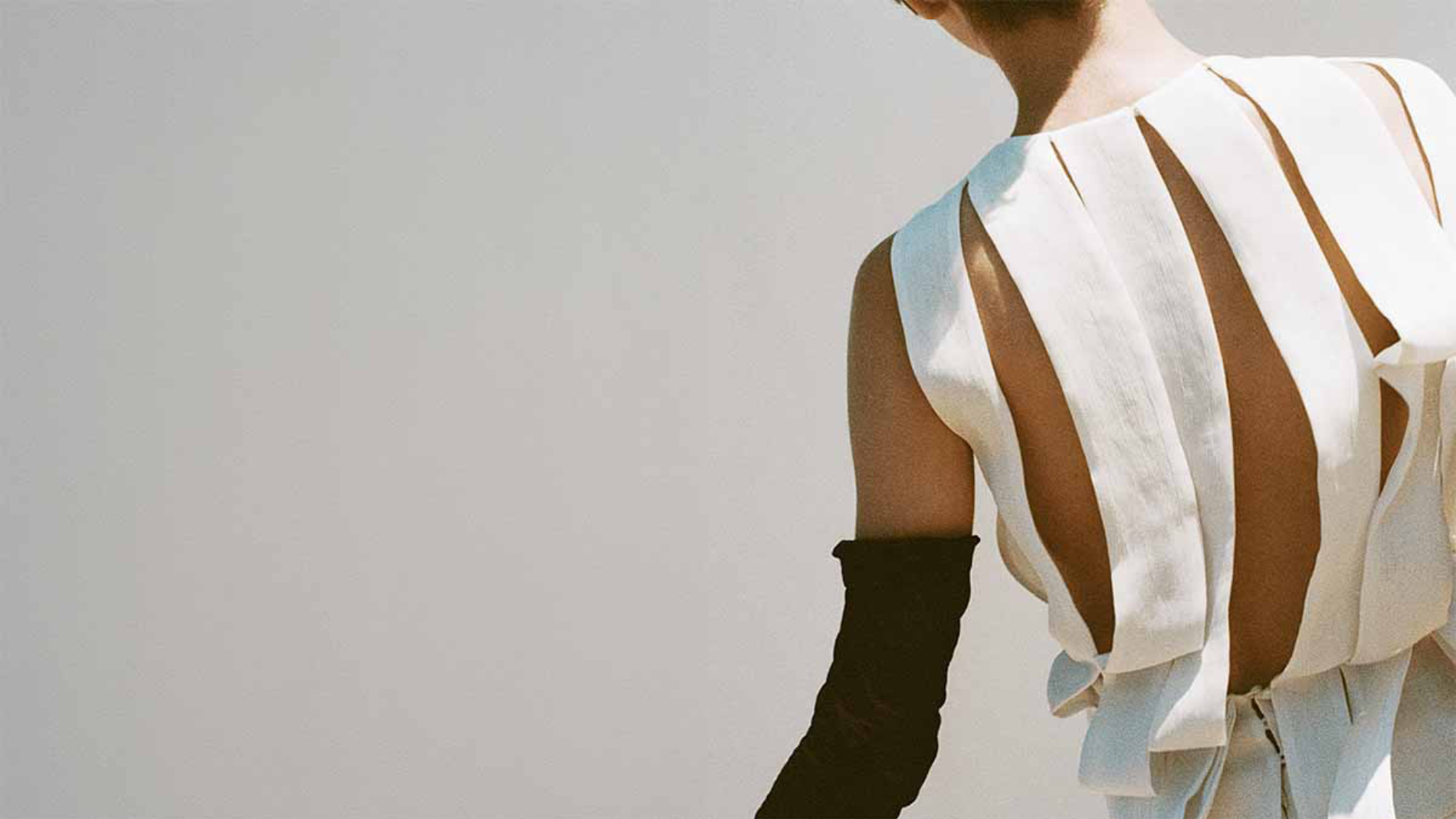 Frau trägt ein Kleid von Zara