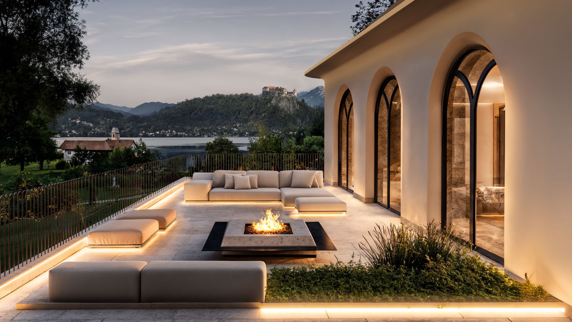 Luxuriöse Terrasse mit Feuerstelle und Blick auf See