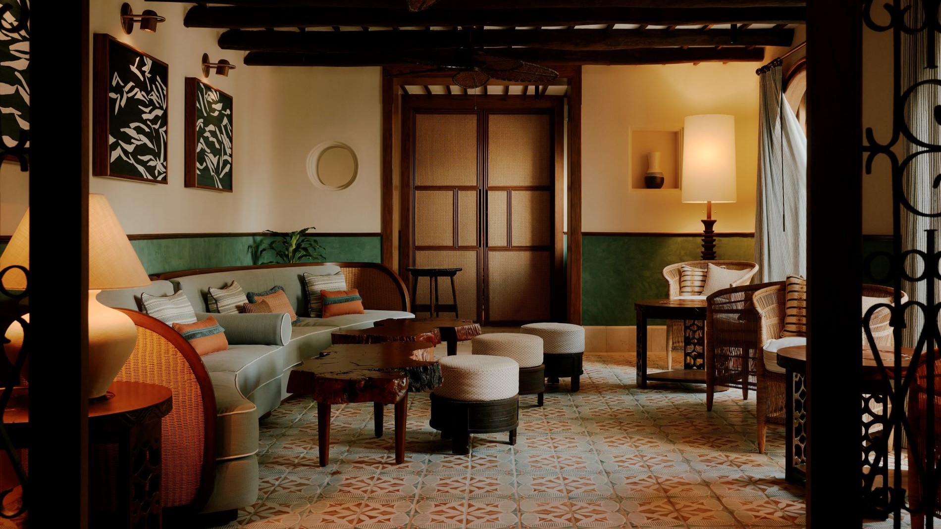 Cosy lounge with natural materials and warm lighting.