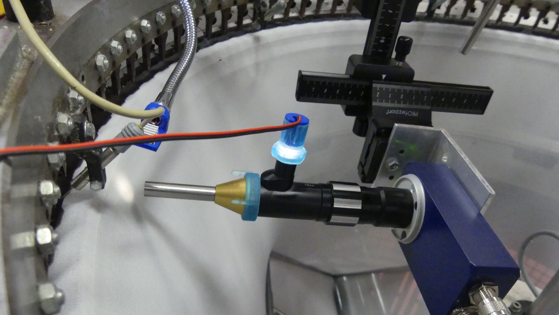 Sensor measuring textile surface with camera