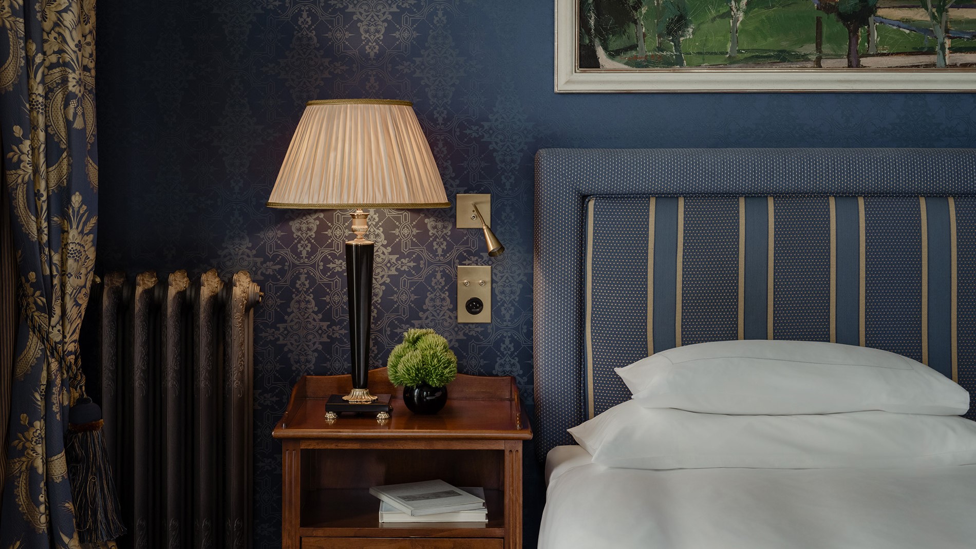 Blaues Schlafzimmer mit klassisch gemusterter Tapete