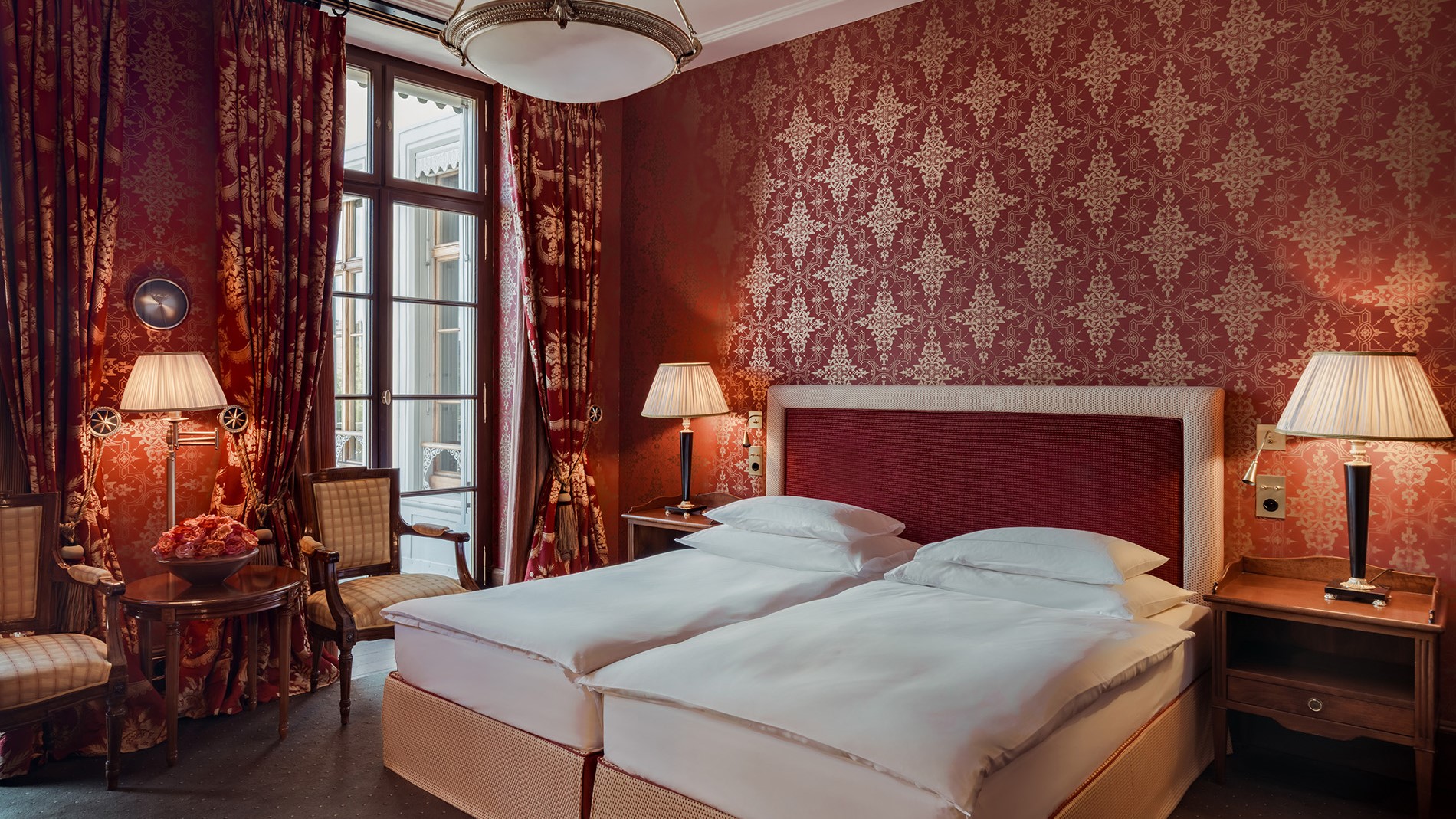 Rotes Schlafzimmer mit historisch gemusterter Tapete