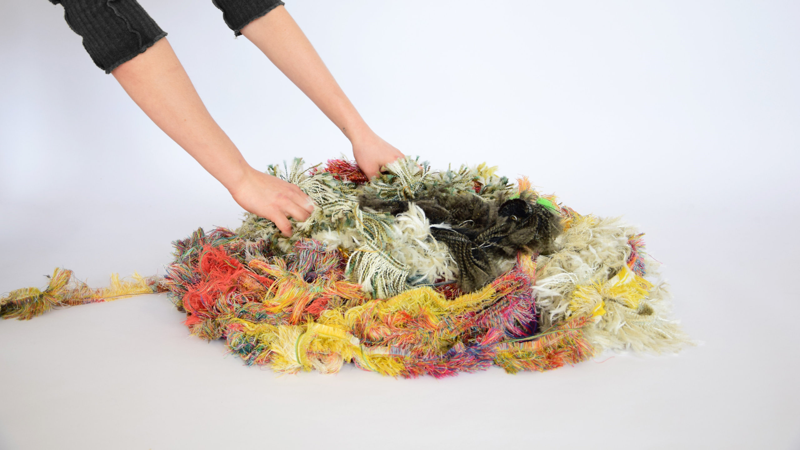 Colourful carpet remnants as feedstock for recycling