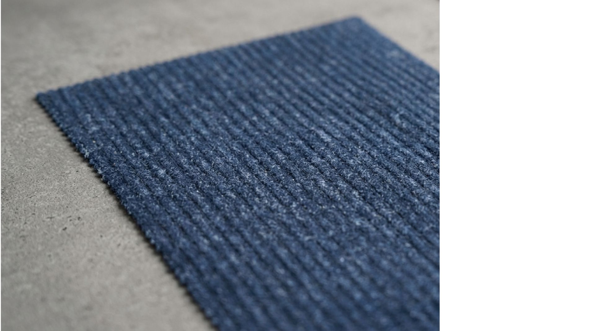 Dunkles Stoffmuster mit grober Textilstruktur