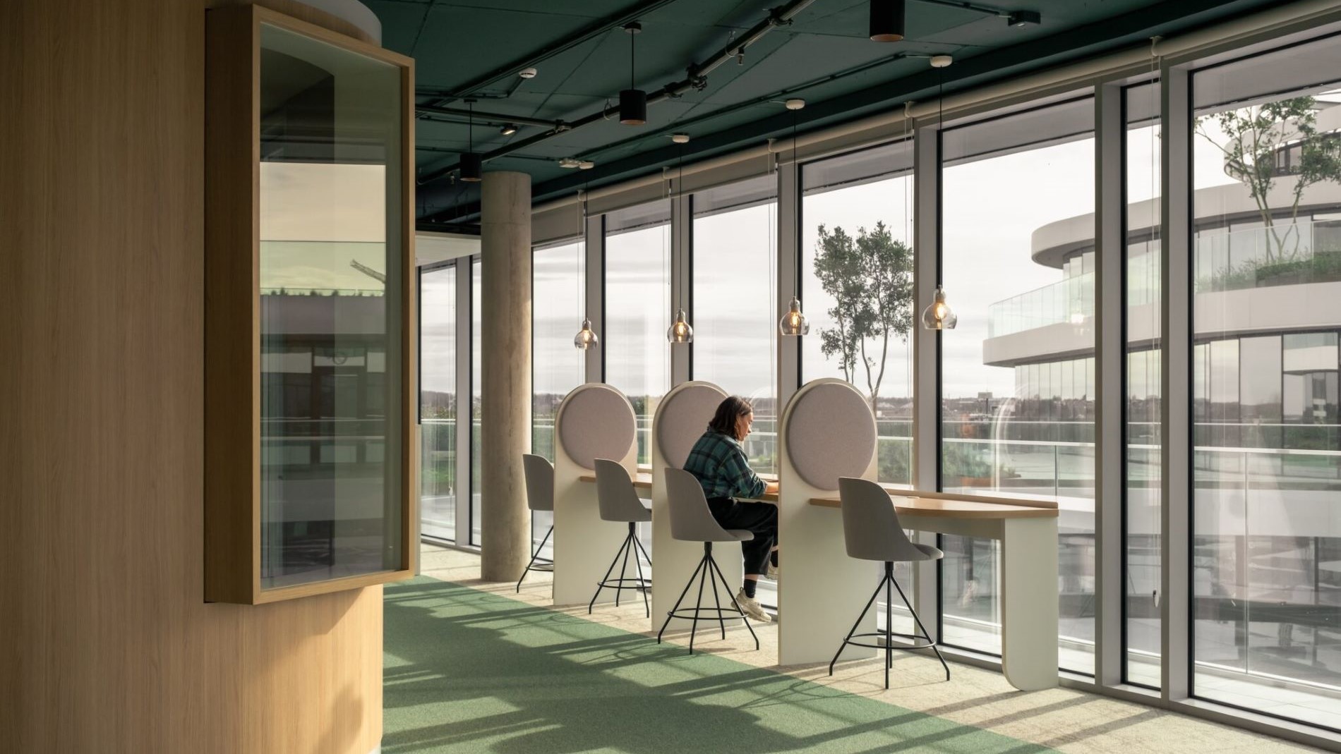 Arbeitsplatz mit Barhockern und Fensterfront