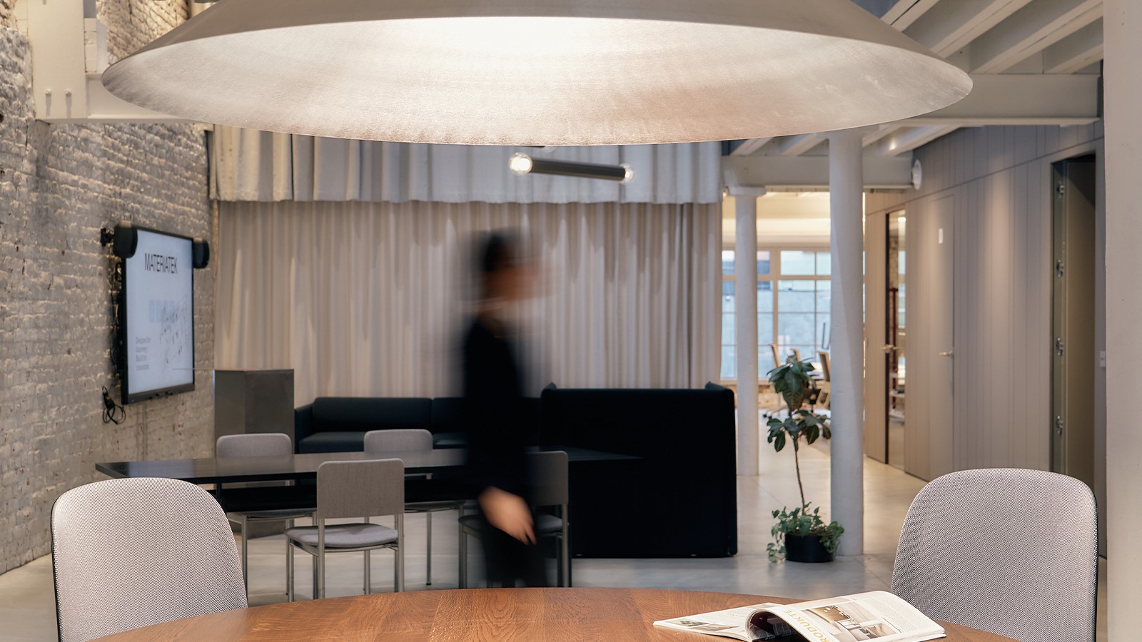 Moderner Meetingbereich mit grosser Pendelleuchte