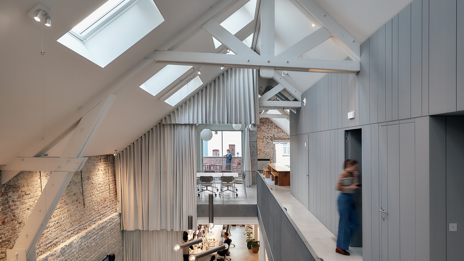 Heller Dachraum mit Galerieblick