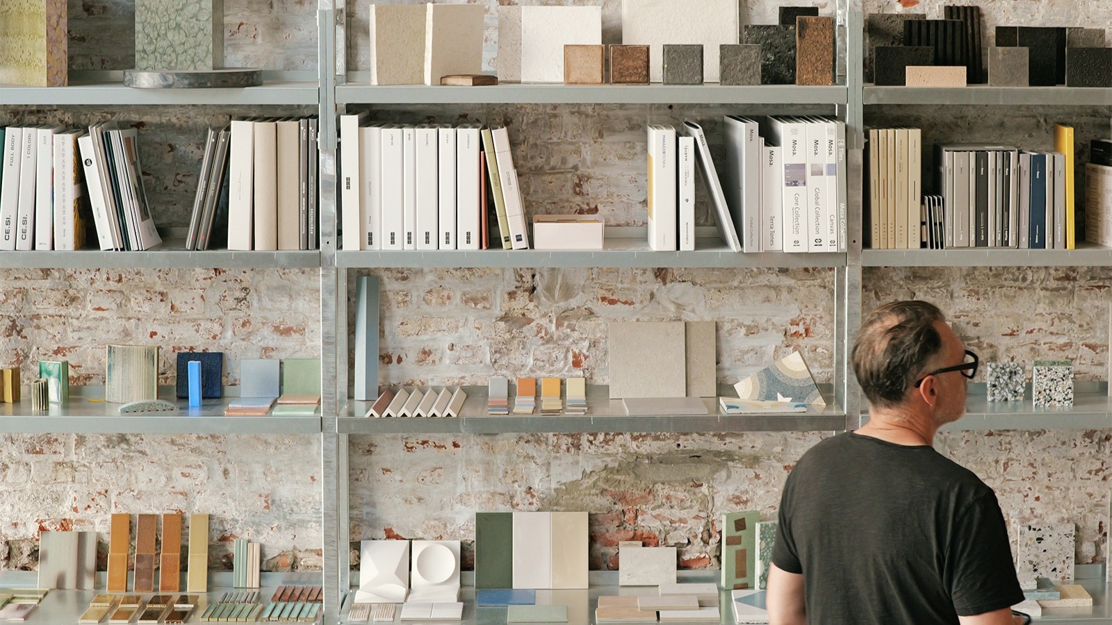 Materialmuster im Regal mit Glasfront