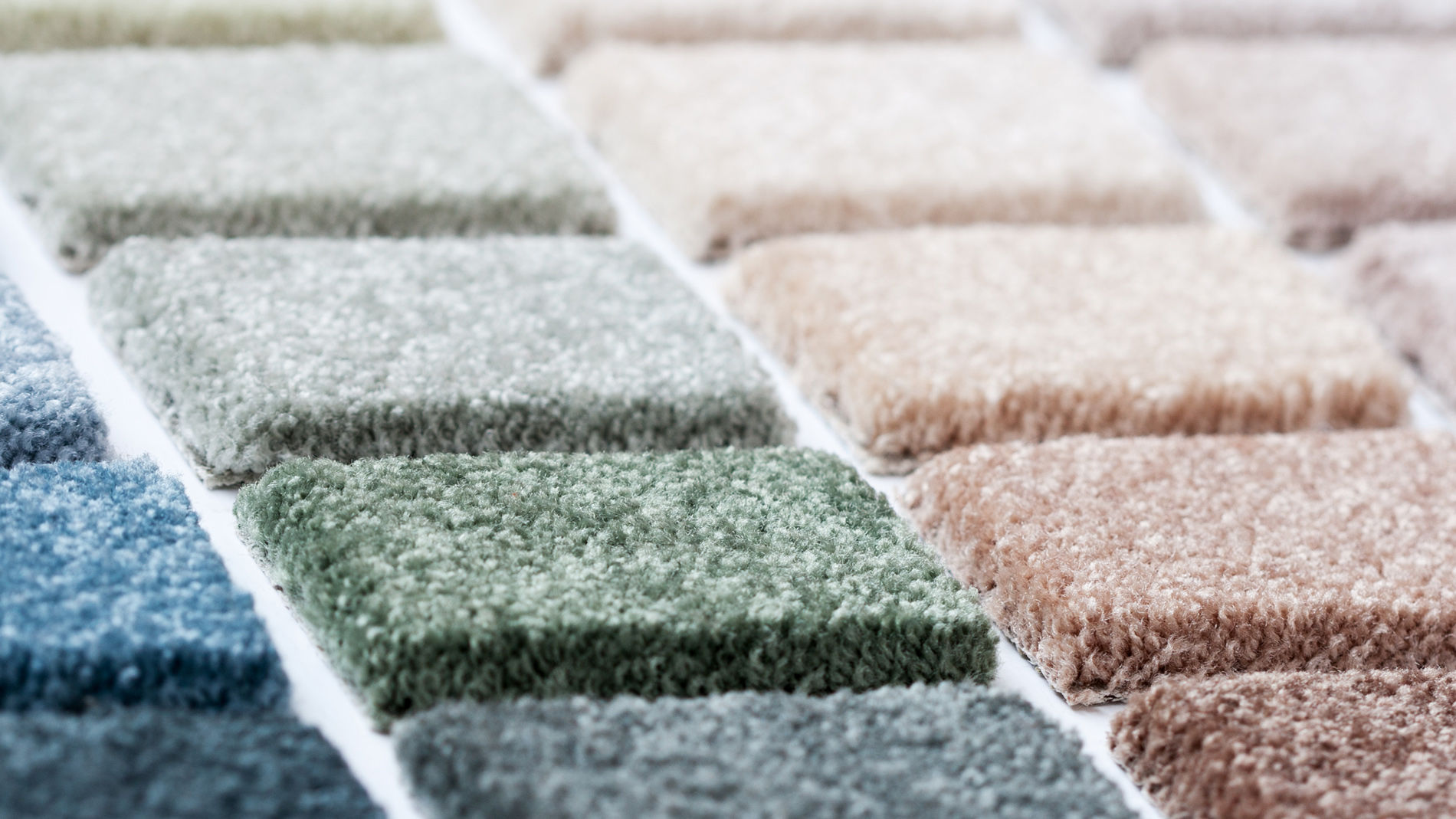 Nachhaltige Teppichproben in Naturtönen