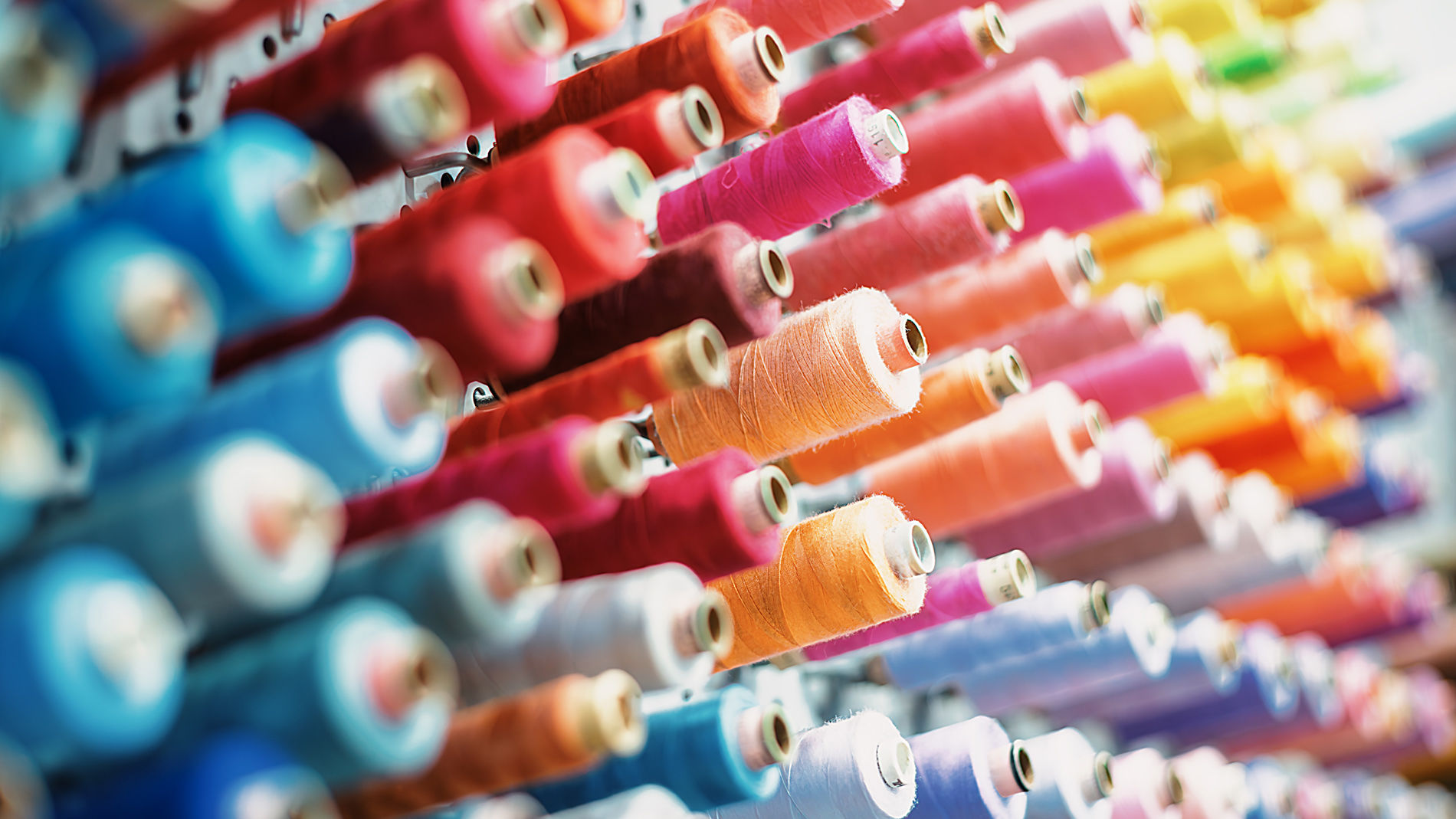 Farbige Garnspulen in Textilfertigung