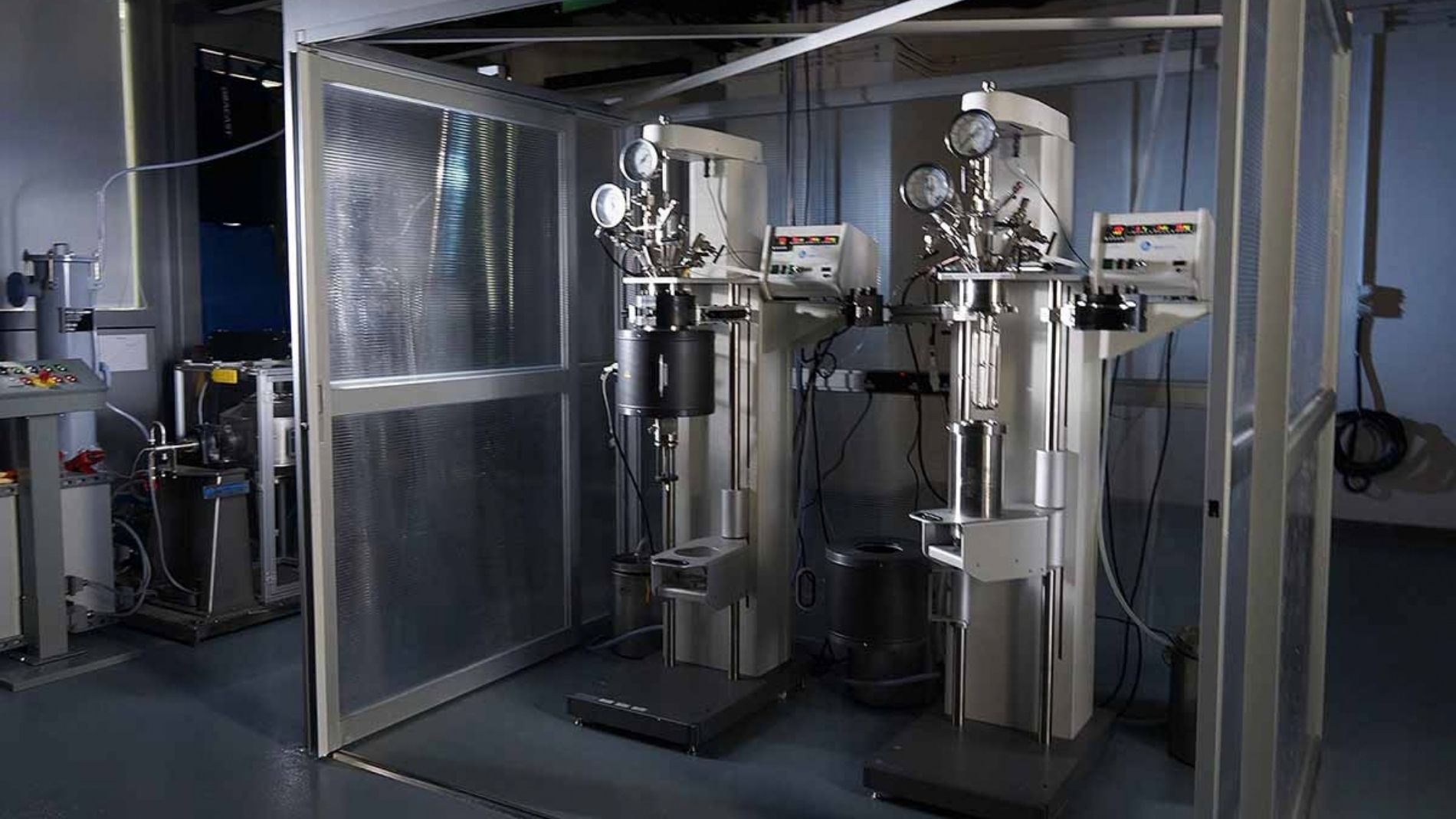 Machine for the separation and recycling of mixed textiles