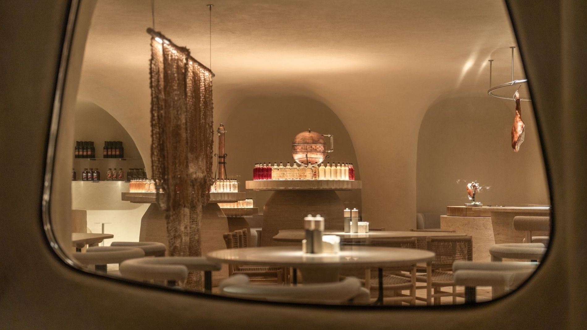 Restaurant-Innenausstattung mit textilen Trennwänden und natürlichen Materialien