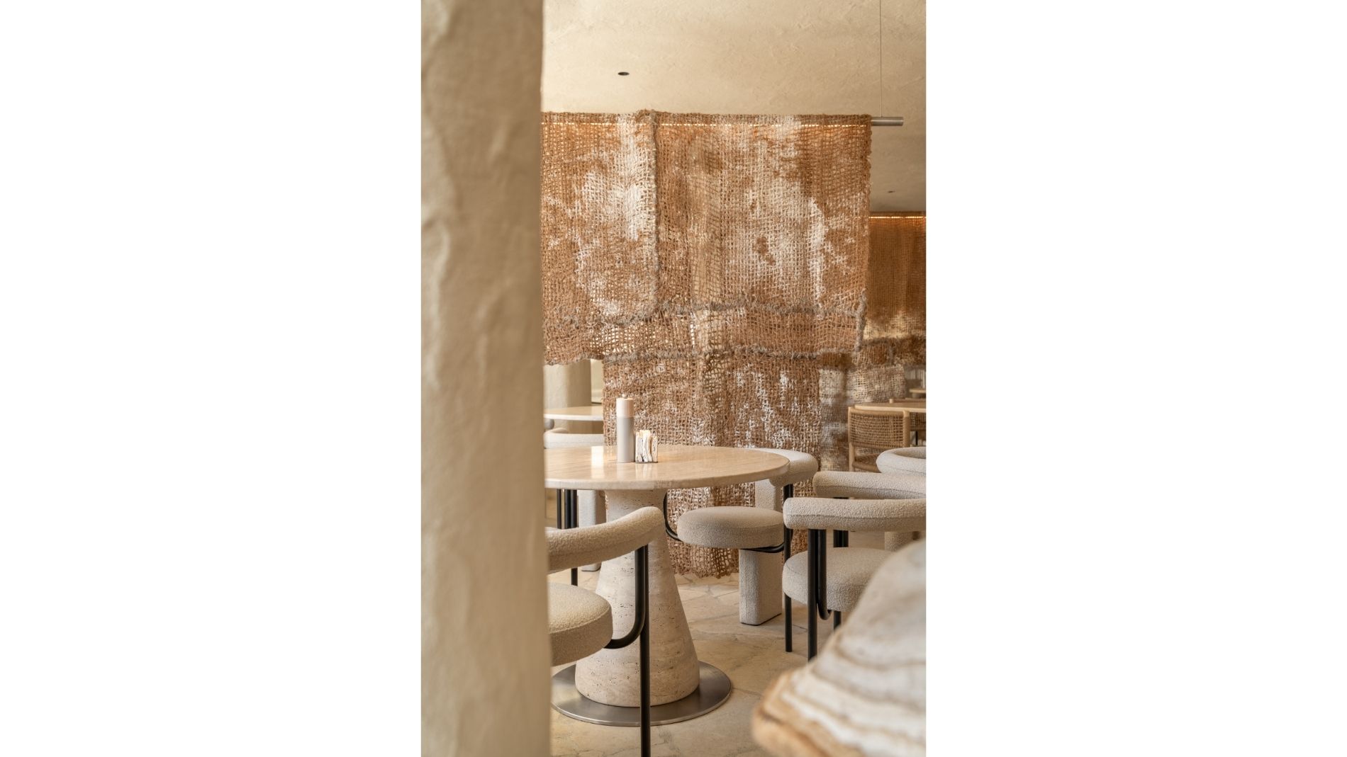 Textile Raumteiler in der Inneneinrichtung eines Bio-Restaurants
