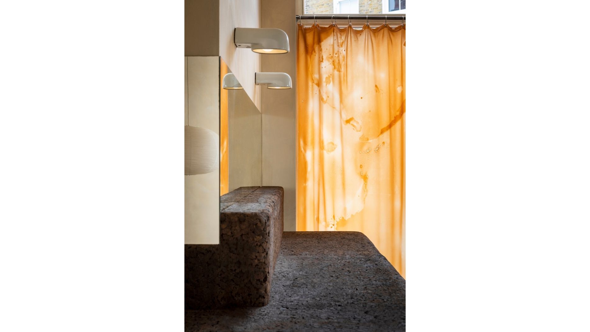 Orangefarbener Vorhang in einem minimalistischen Interieur
