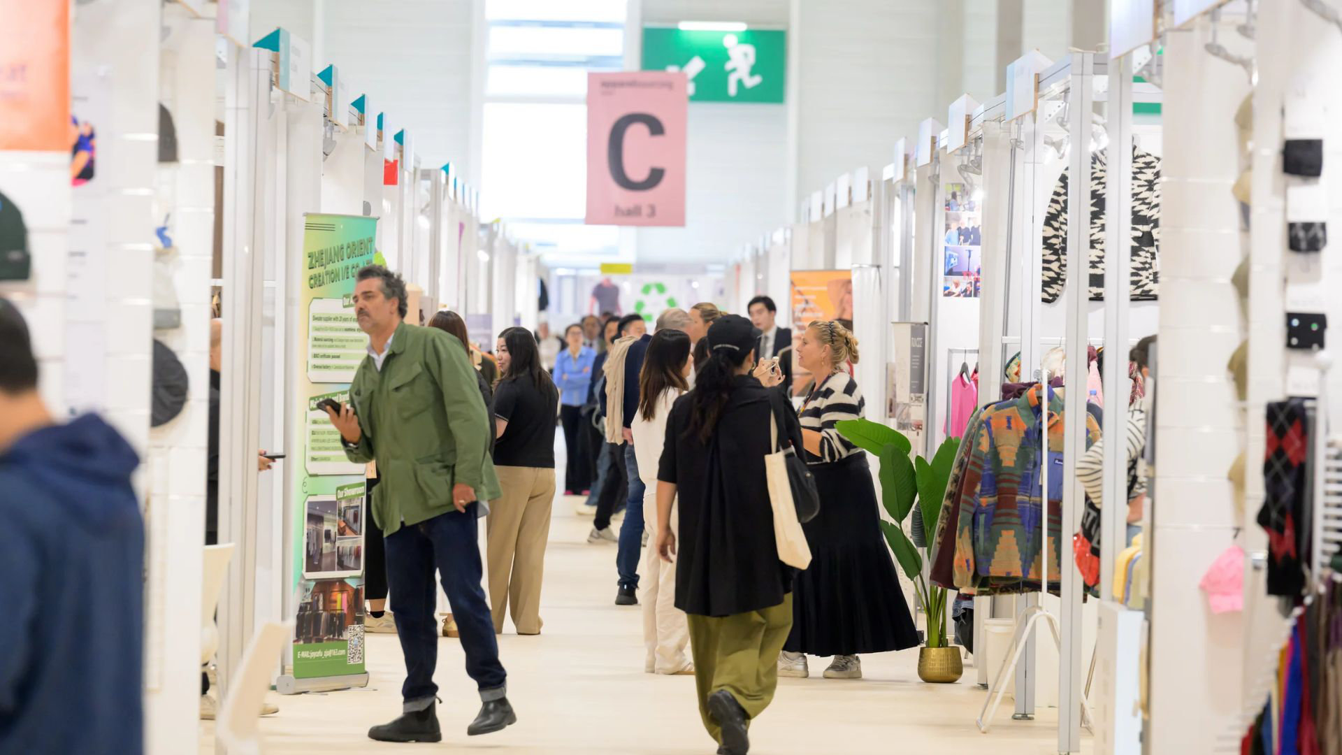 Blick in eine Messehalle der Texworld Apparel Sourcing Paris