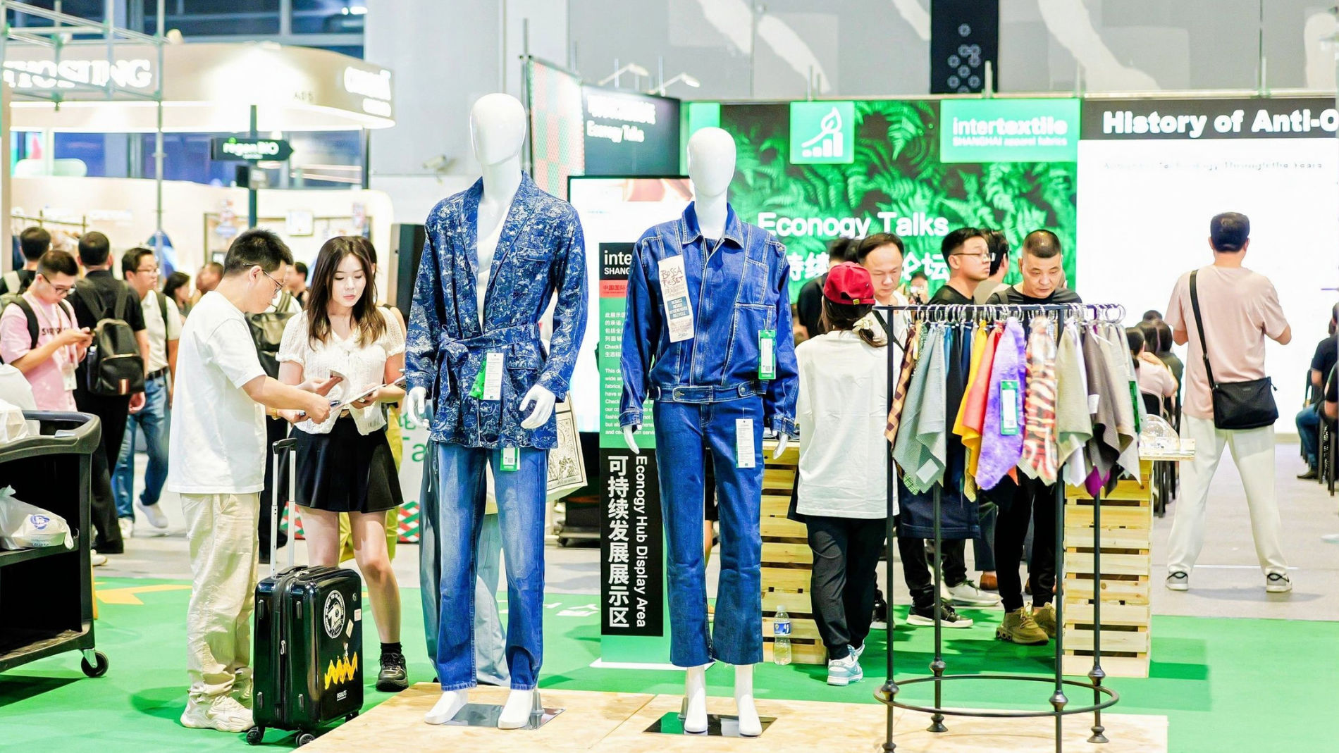 Ausstellung von Modepuppen mit Kleidung auf einer Messe