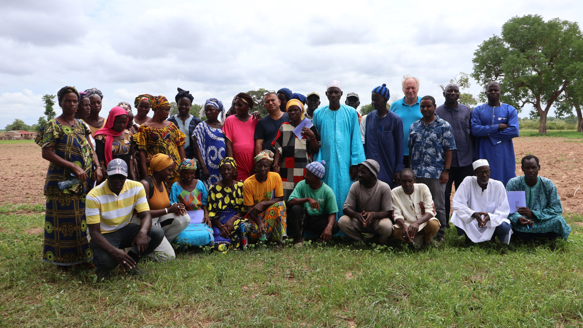 Gruppe von Bäuerinnen und Bauern in einer Farmer Field School im Senegal